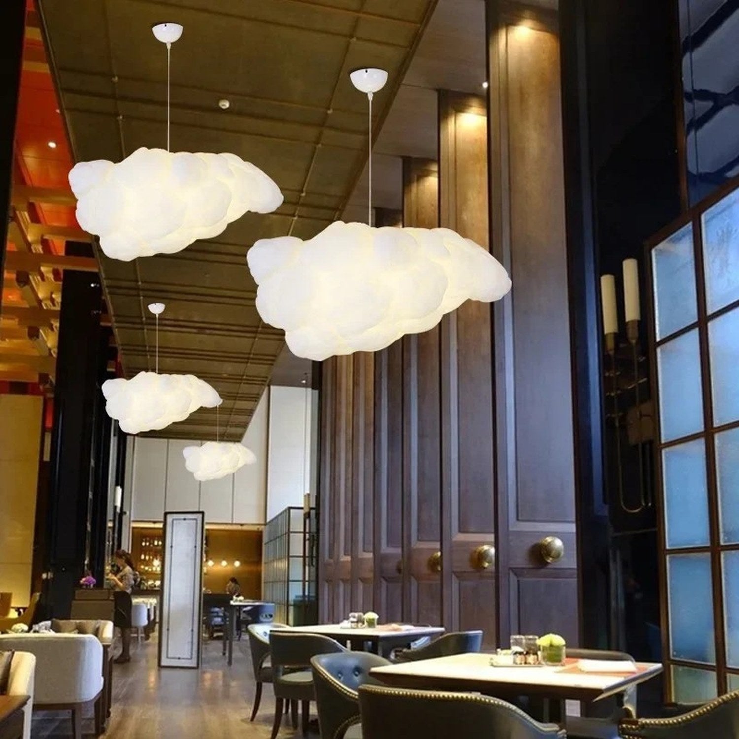 Suspension nuage en coton blanc dans un hall d'hôtel haut de gamme