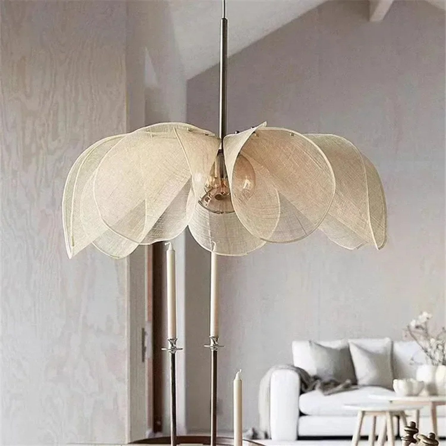 Suspension en pétales de gaze beige dans un salon moderne avec candélabres