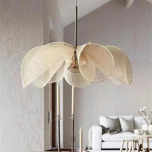 Suspension en pétales de gaze beige dans un salon moderne avec candélabres
