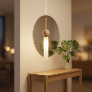 Suspension en pierre naturelle au-dessus d'une console d'entrée avec miroir