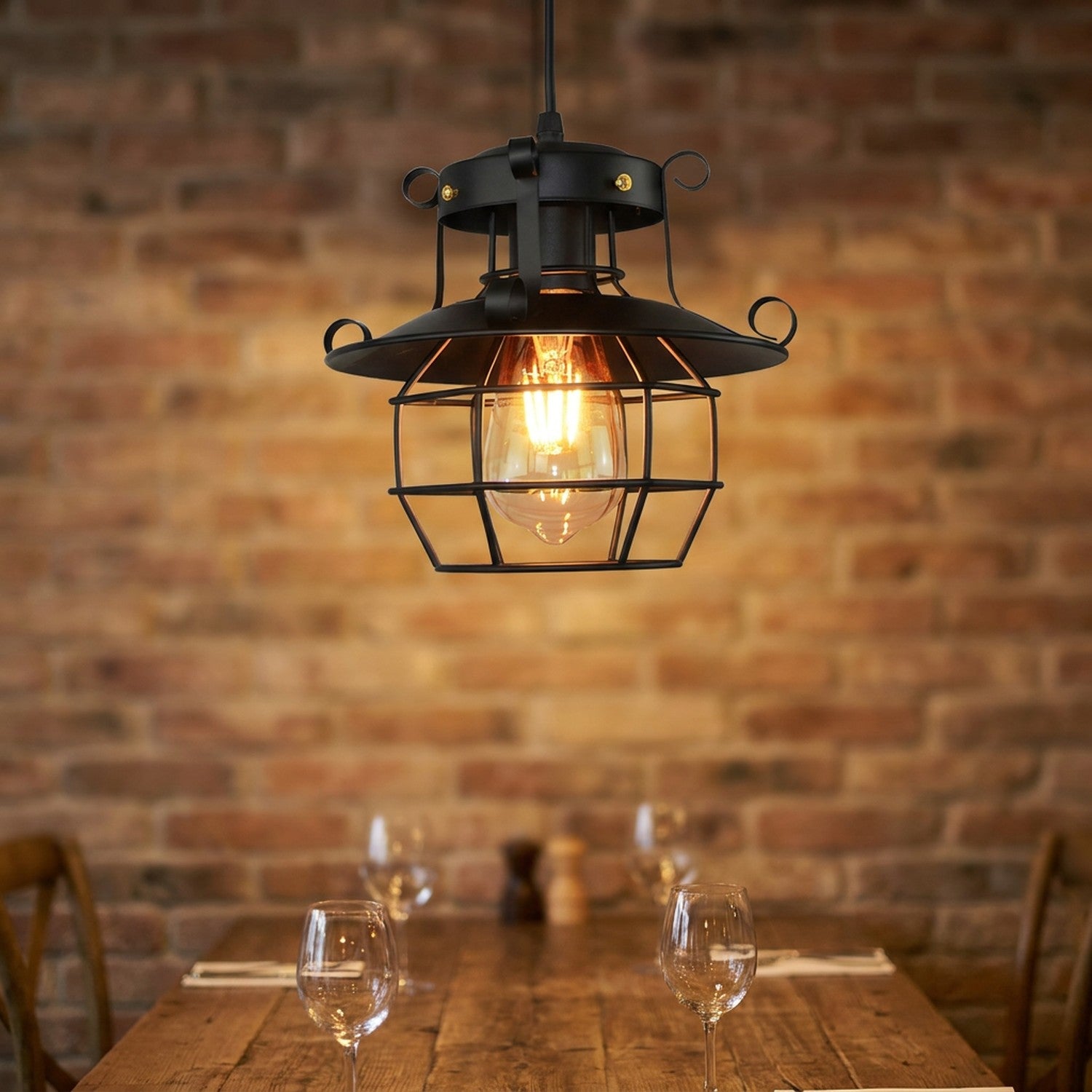 Suspension cage metal noir style industriel retro dans bistrot vintage