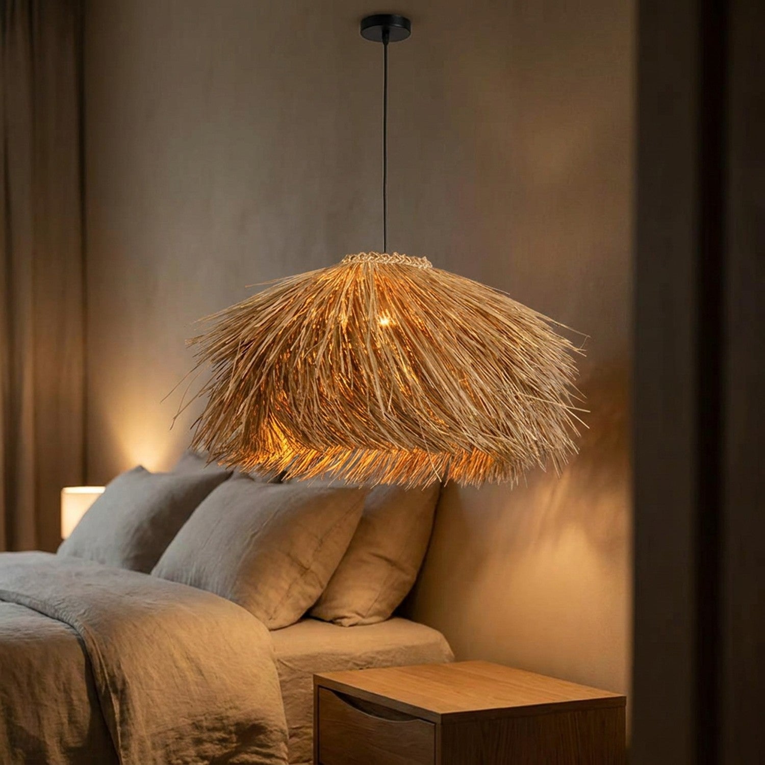 Suspension en rotin tissé allumée dans une chambre au dessus d'une table de chevet en bois