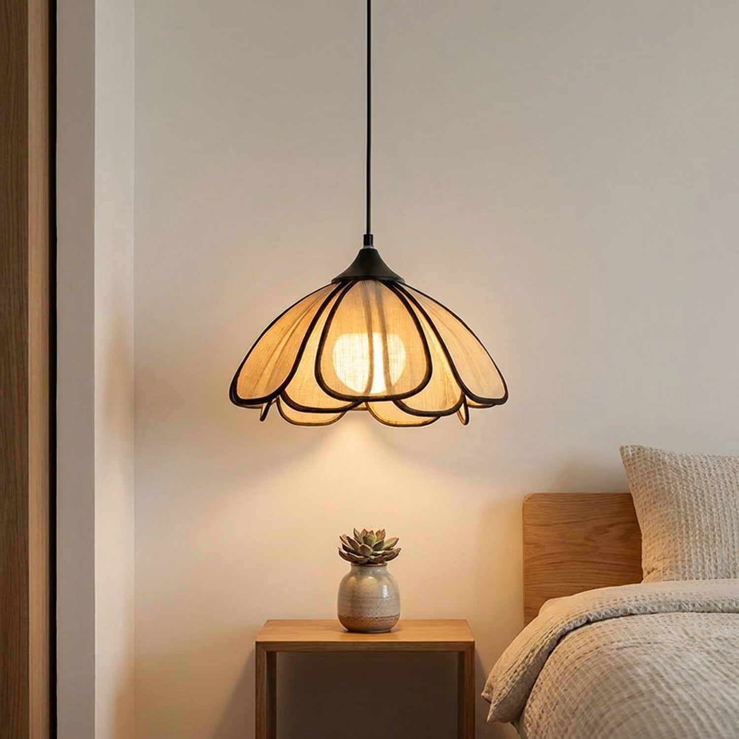 Suspension rotin fleur pétale Ø30 cm au-dessus d'une table de chevet
