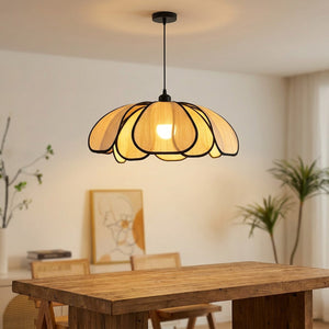 Suspension rotin fleur pétale Ø50 cm au-dessus d'une grande table à manger
