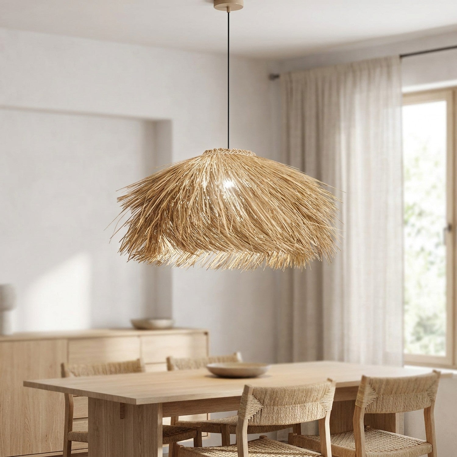 Suspension en rotin tissé diffusant une lumière blanche neutre dans une pièce lumineuse
