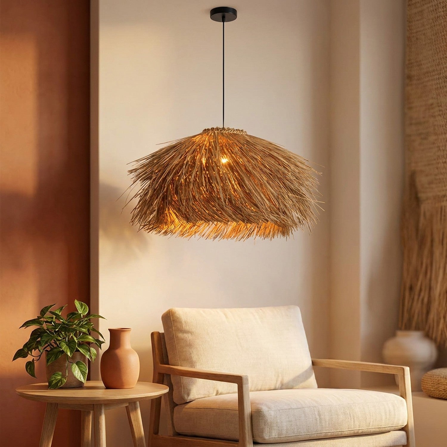 Suspension en rotin tissé éclairant un coin salon avec un fauteuil en lin et une plante verte