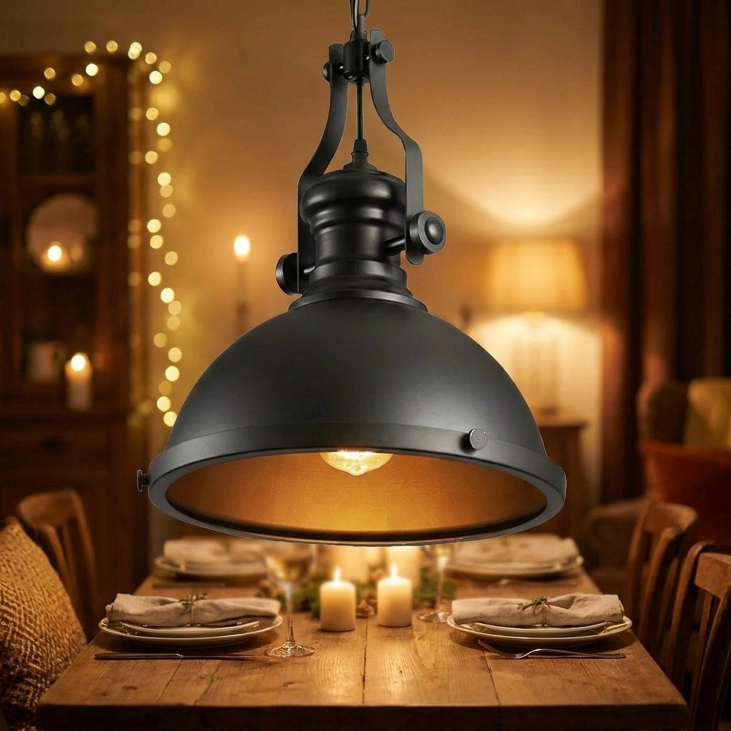 Suspension industrielle noire allumée au-dessus d’une table à manger dressée