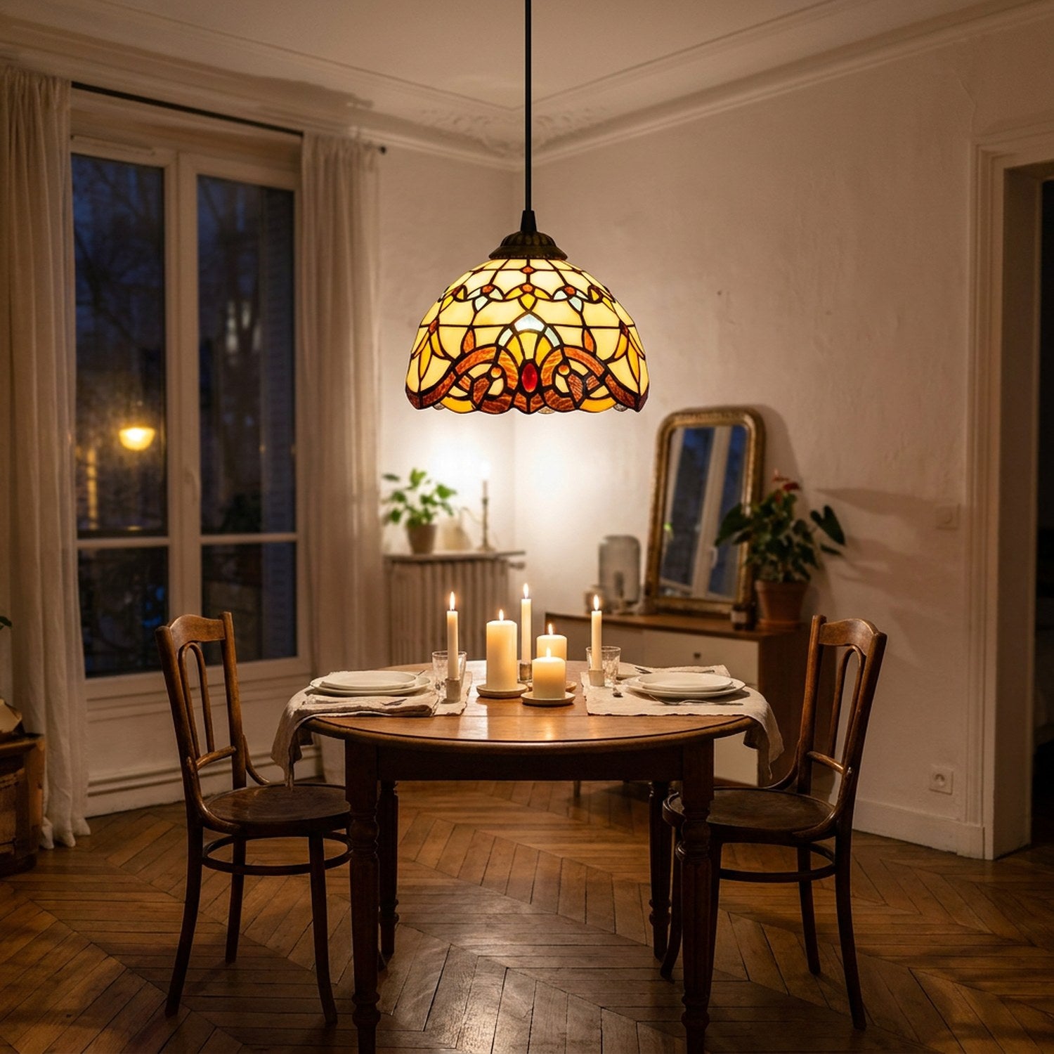 Suspension Tiffany colorée allumée au-dessus d'une table à manger dans une salle à manger méditerranéenne