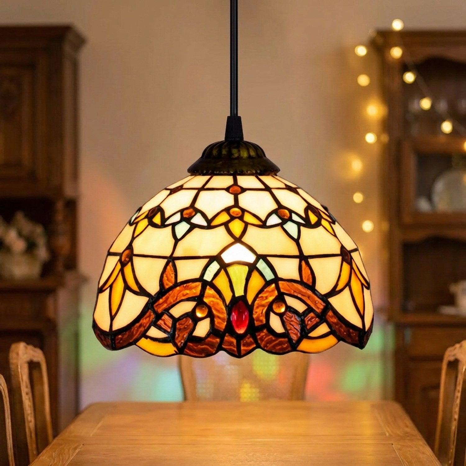 Suspension style Tiffany en verre coloré dôme suspendue au plafond allumée dans une salle à manger méditerranéenne