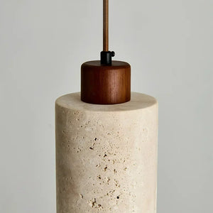Suspension travertin Cylindre bois noyer gros plan texture pierre naturelle