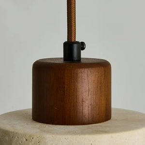 Détail raccord bois noyer massif de la suspension travertin japonaise wabi-sabi