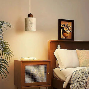 Suspension travertin Cylindre allumée dans une chambre chaleureuse table de chevet rotin