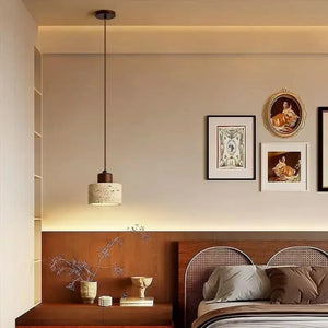 Suspension travertin Disque noyer allumée dans une chambre avec galerie de tableaux