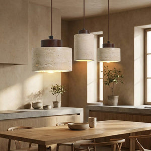 Trio suspensions travertin compact noyer dans cuisine wabi-sabi