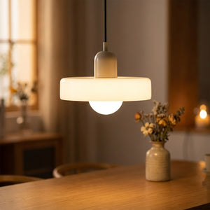 Suspension en verre blanc en forme de soucoupe avec ampoule LED chaude allumée