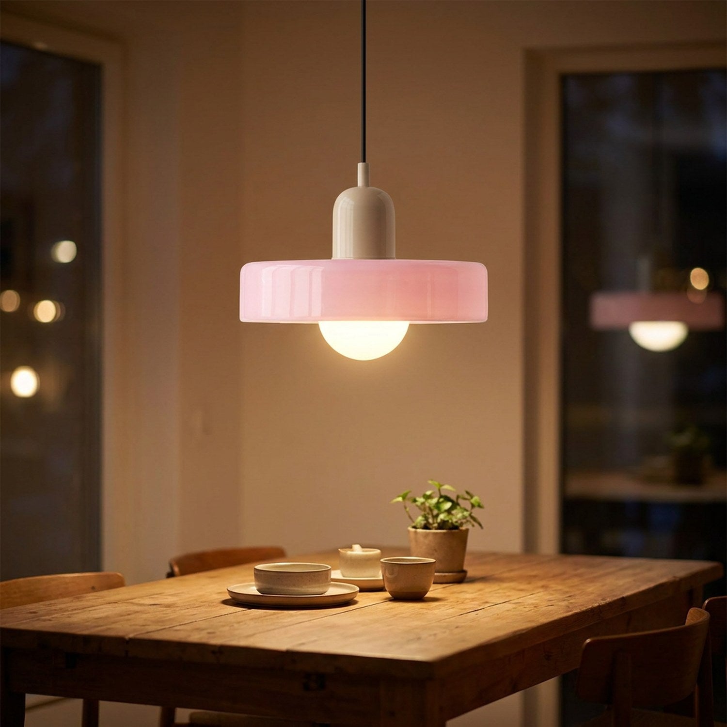 Suspension en verre rose en forme de soucoupe avec ampoule LED chaude allumée
