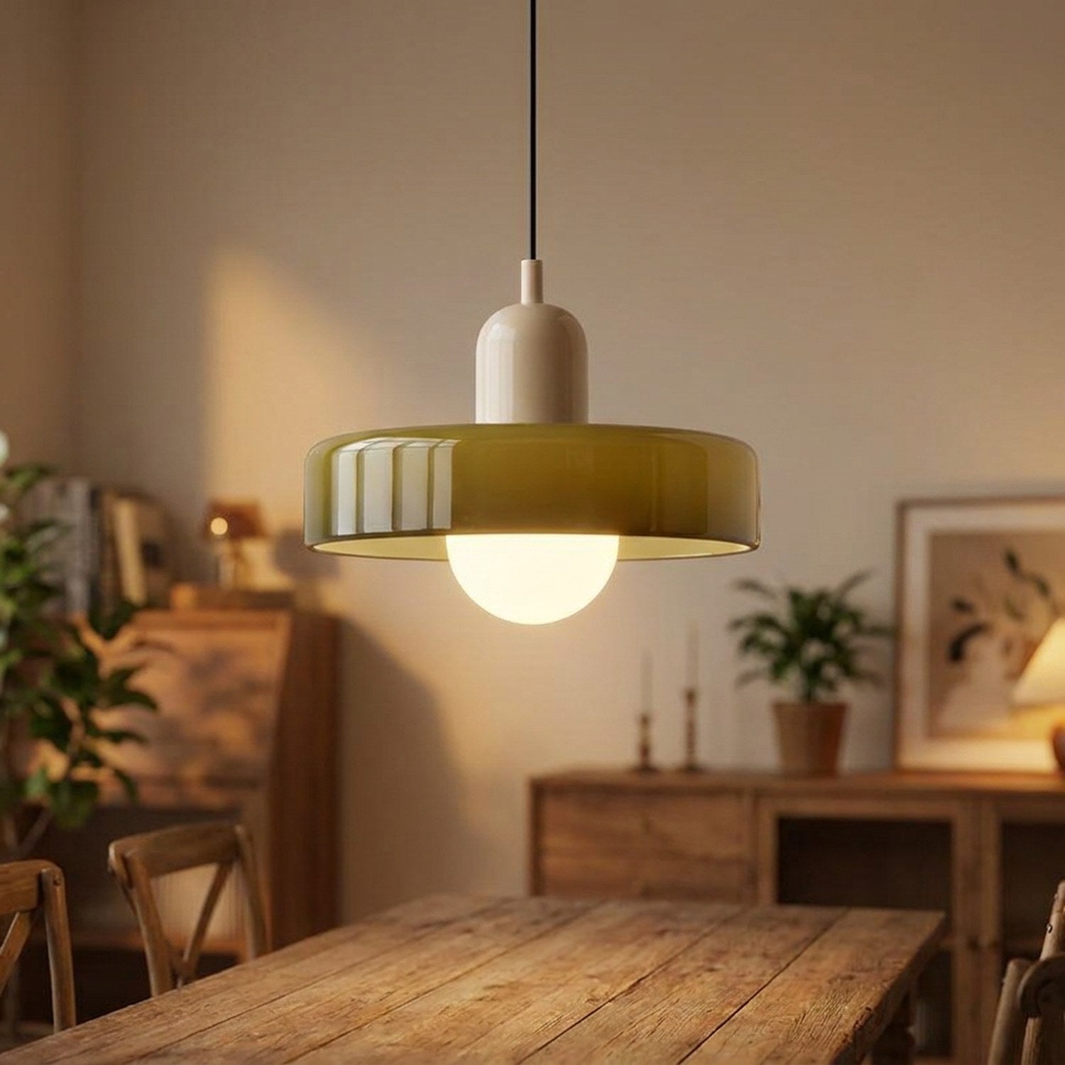 Suspension en verre vert olive en forme de soucoupe avec ampoule LED chaude allumée