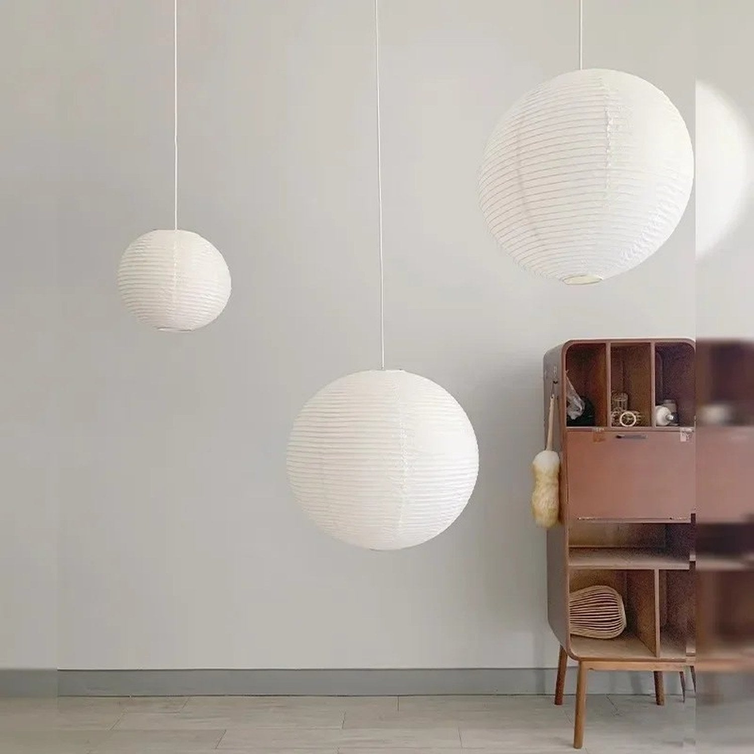 Suspension papier de riz wabi-sabi dans un salon avec mobilier
