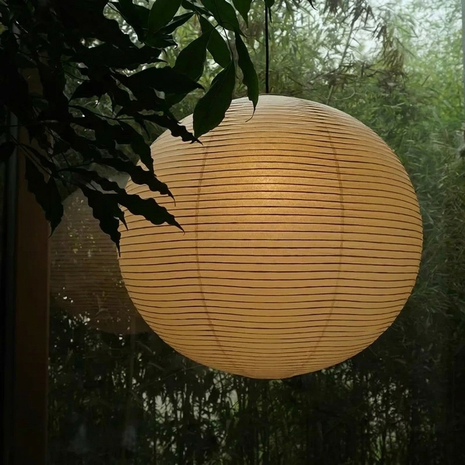 Suspension boule japonaise wabi-sabi, lumière chaude et douce