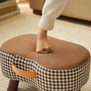 Pied posé sur le tabouret café pour tester le moelleux de l'assise