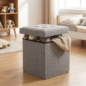 Tabouret coffre de rangement ouvert avec des peluches et un plaid dans une chambre enfant