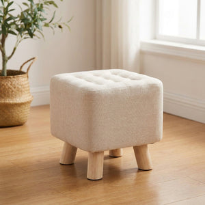 Tabouret pouf carré en lin et bois massif posé dans une entrée lumineuse près d'une porte