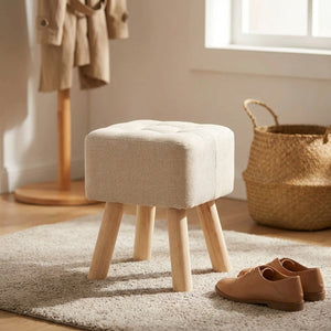 Tabouret en lin écru près de la porte d'entrée pour enfiler ses chaussures
