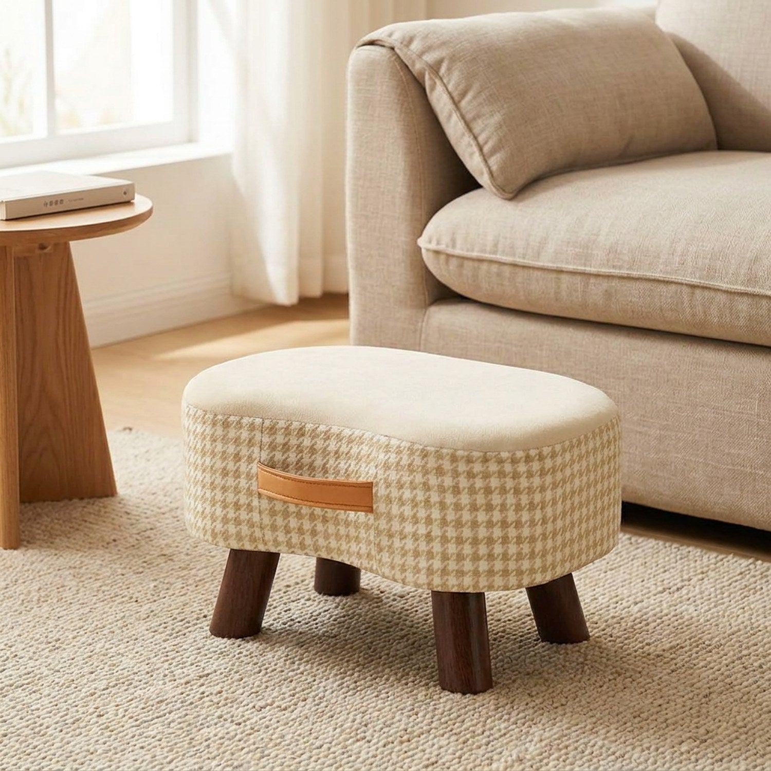 Tabouret compact en bois massif motif pied de poule beige près d'un fauteuil