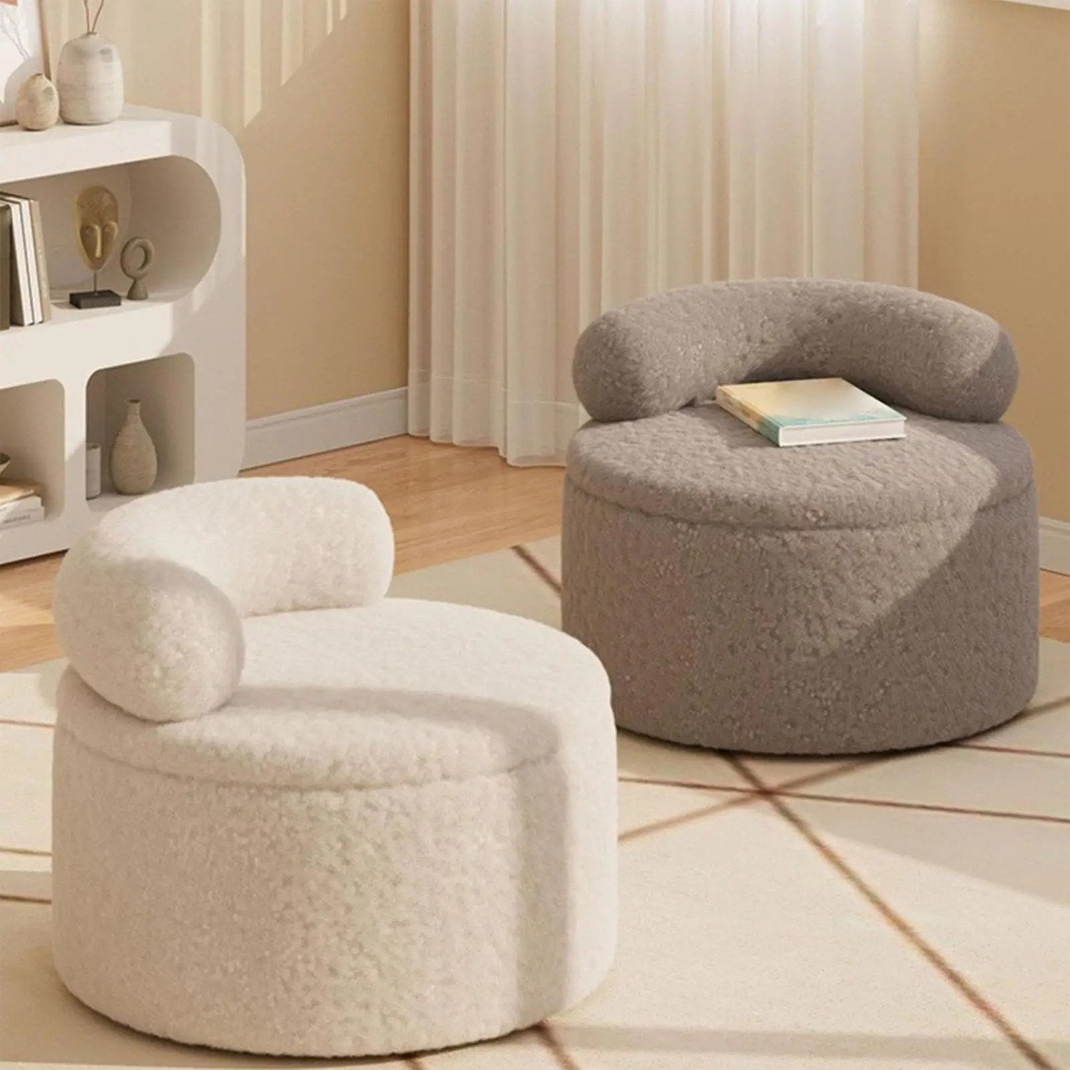 Deux tabourets poufs ronds en bouclette grise et blanche dans un salon lumineux