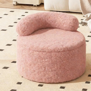 Tabouret pouf rond en bouclette rose posé sur un tapis de salon moderne