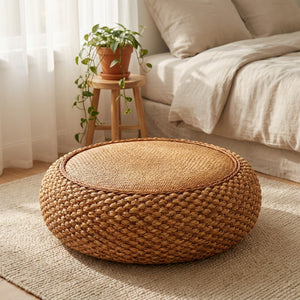 Tabouret pouf en jacinthe d'eau dans un coin de chambre lumineux