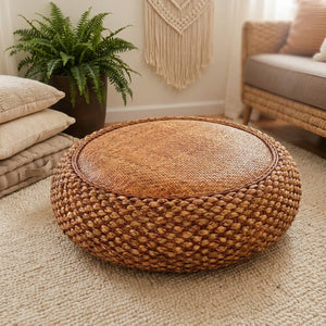 Tabouret pouf tressé dans un coin lecture bohème avec macramé