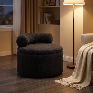 Tabouret pouf rond en bouclette noire dans un coin lecture cosy avec lampadaire