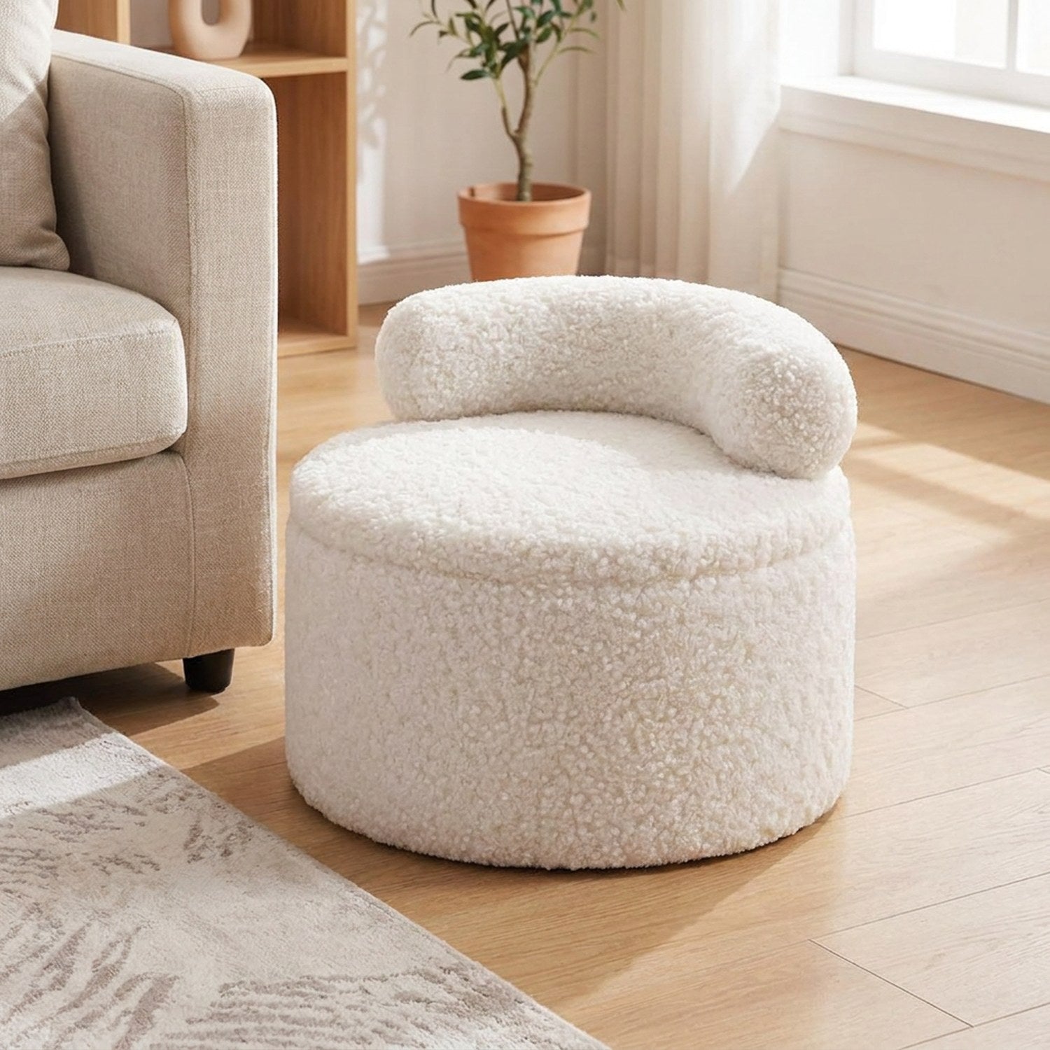 Tabouret pouf rond en bouclette blanche avec dossier arrondi dans un salon chaleureux