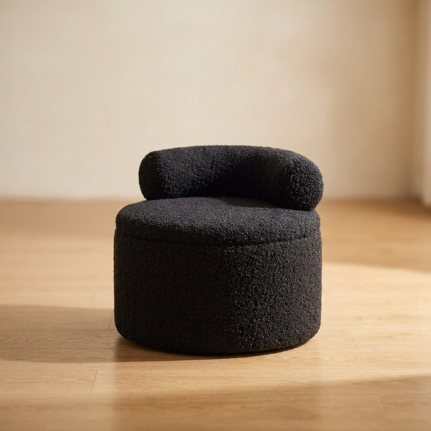 Tabouret pouf rond en bouclette noire vue de trois quarts