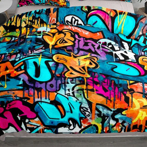 Parure de lit graffiti New York aux tags colorés street art sur un lit fait