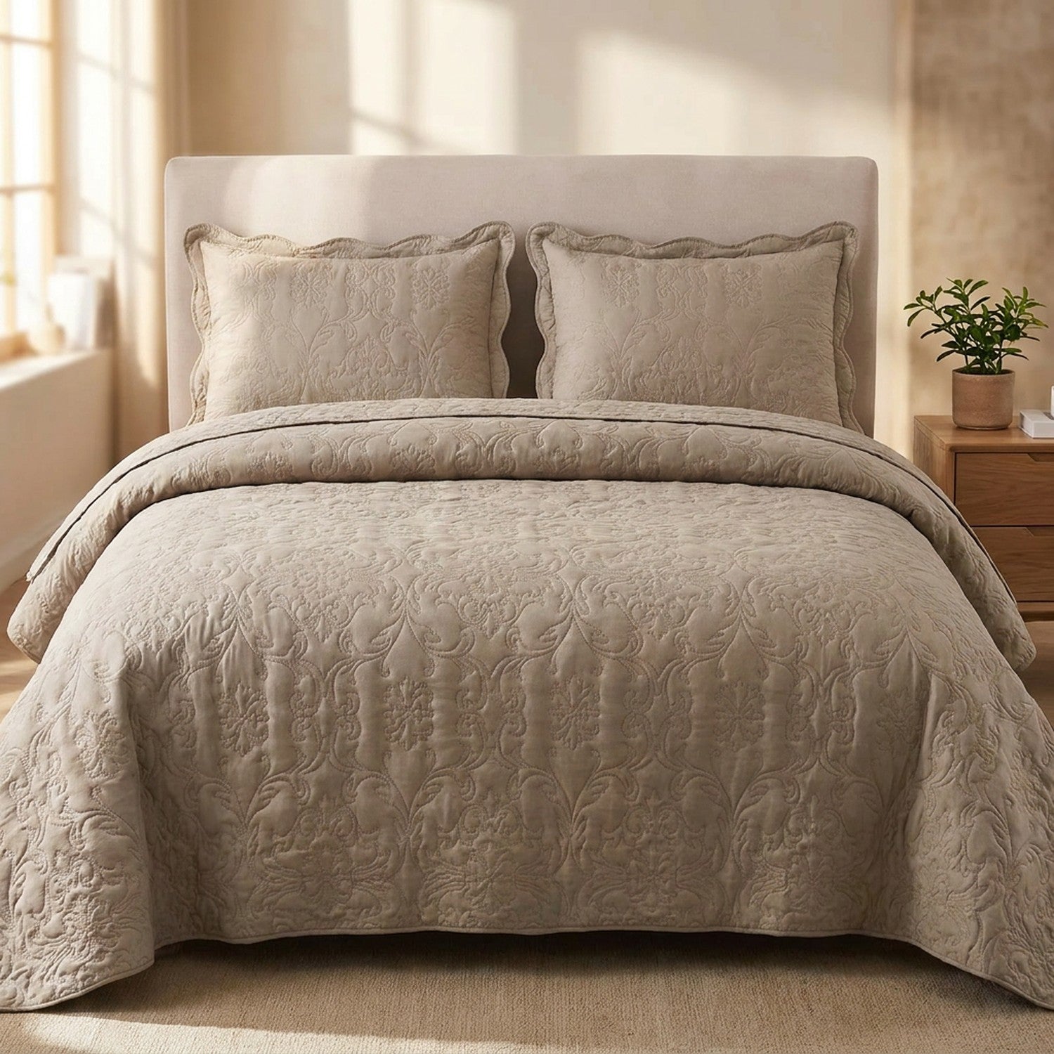 Couvre-lit matelasse taupe au motif damasse en relief sur un lit avec deux taies assorties dans une chambre chaleureuse