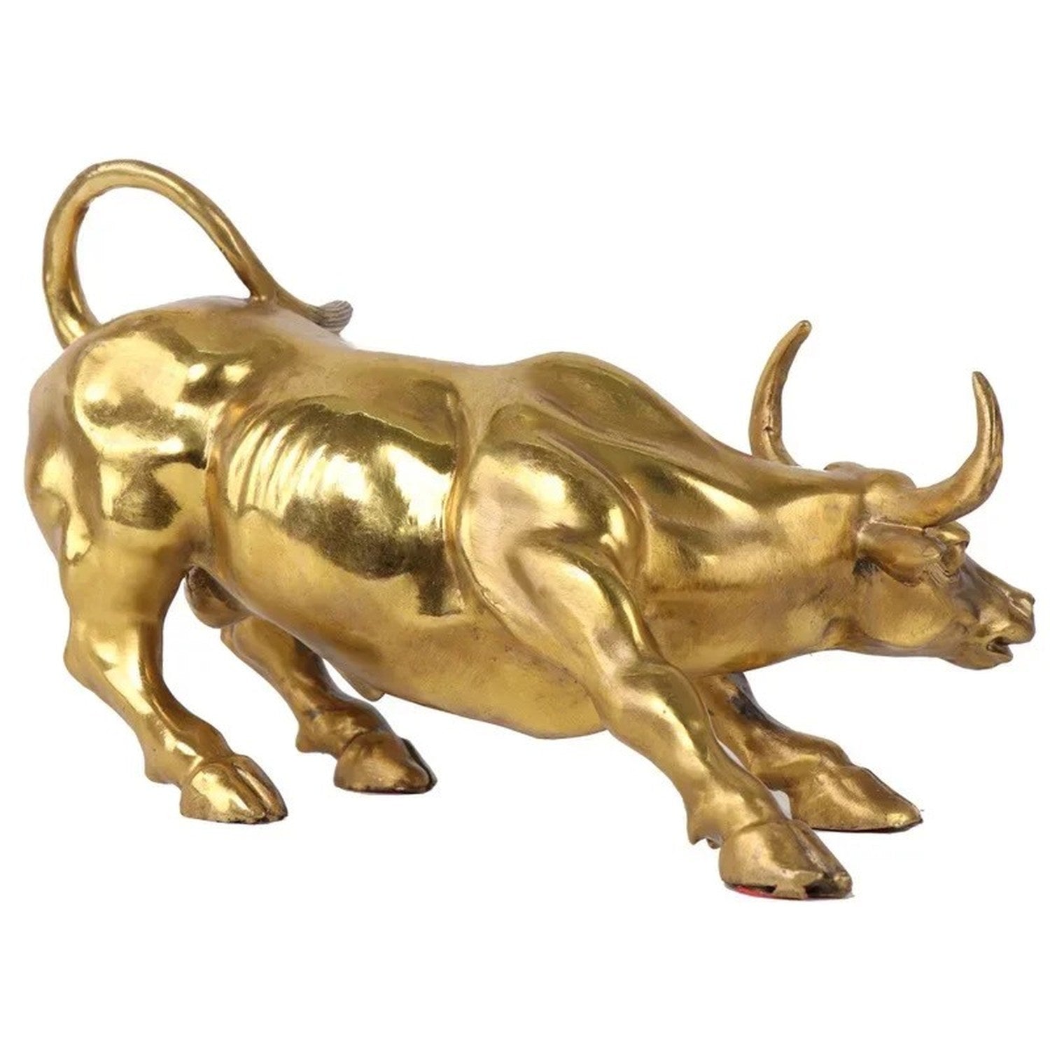 Sculpture de taureau Wall Street en cuivre doré sur fond blanc vue de côté
