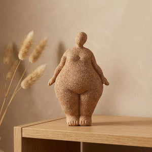 Statue de femme ronde terracotta debout sur une console en bois