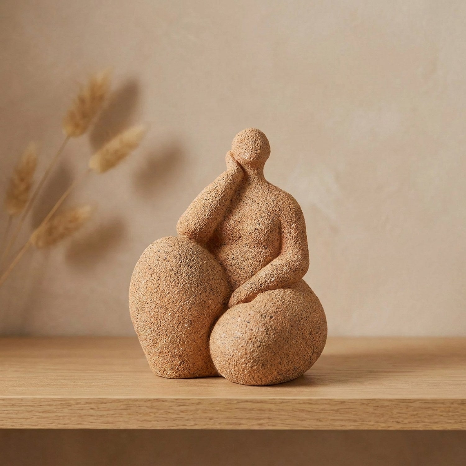 Statue de femme ronde terracotta assise pensive sur une étagère