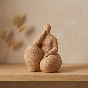Statue de femme ronde terracotta assise pensive sur une étagère