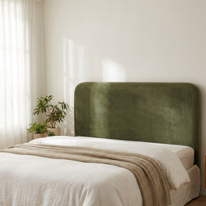 Housse de tête de lit verte en velours vue de côté dans une chambre scandinave
