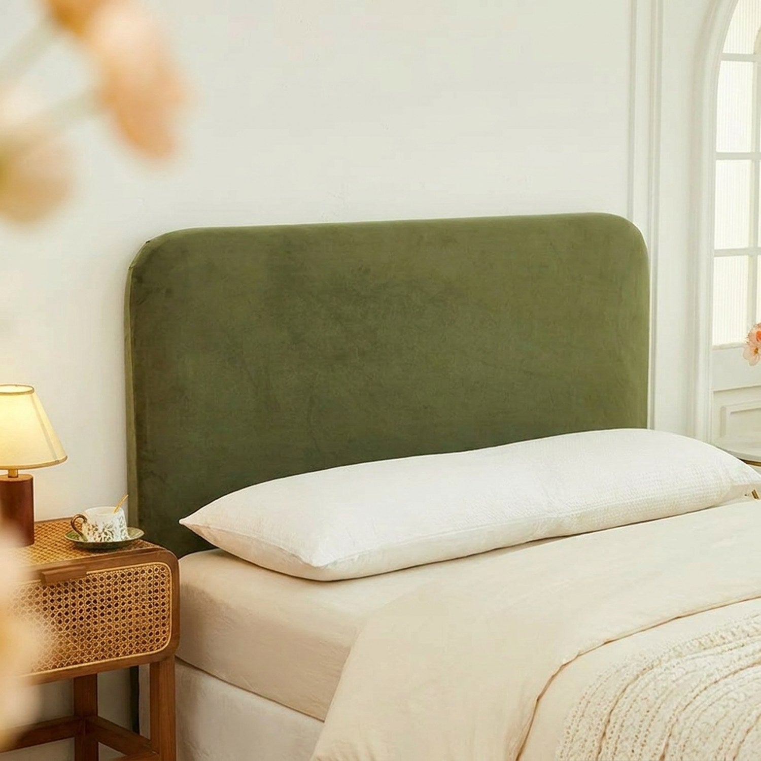 Housse de tête de lit verte en velours installée dans une chambre cocooning