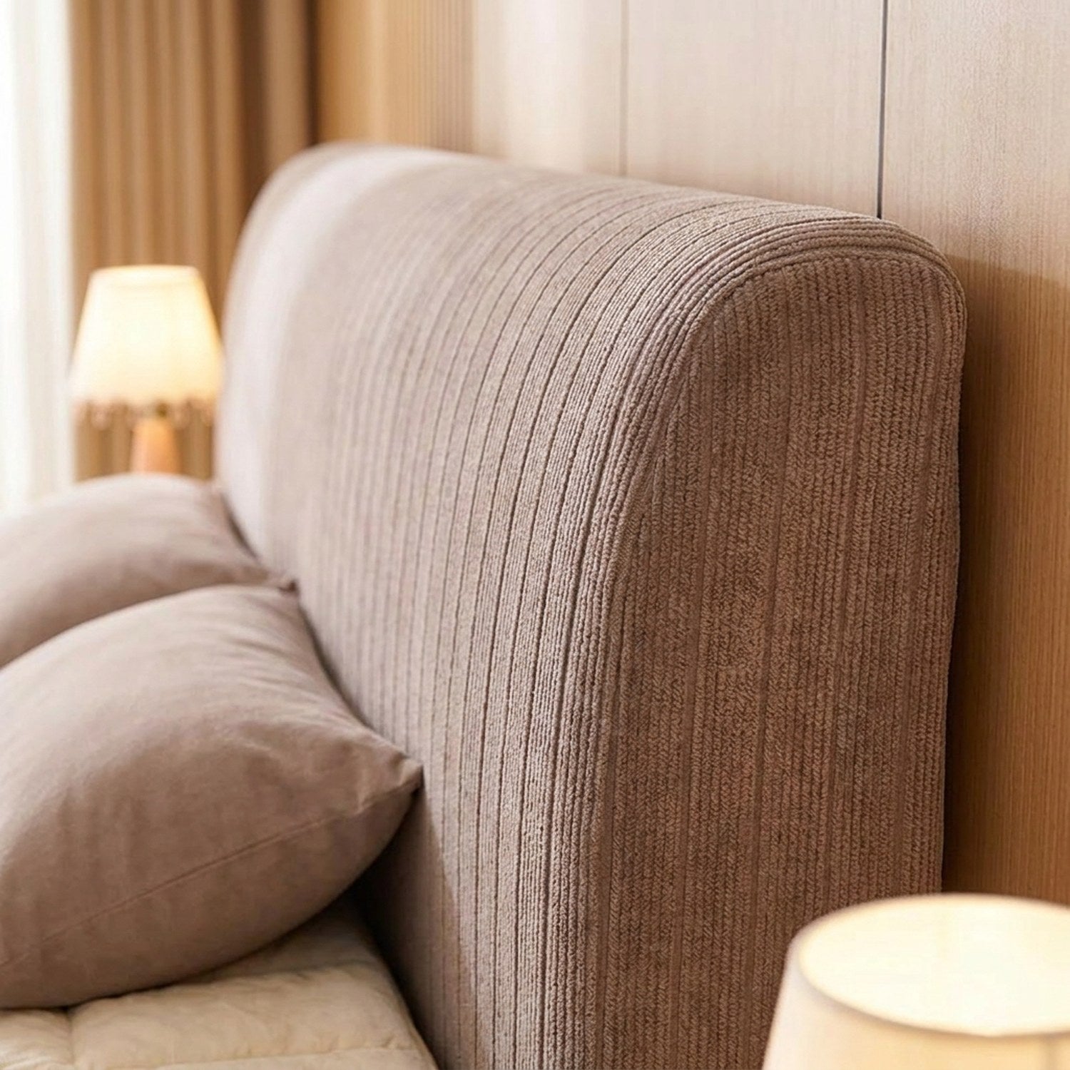 Détail de la texture en velours côtelé épais de la housse de tête de lit
