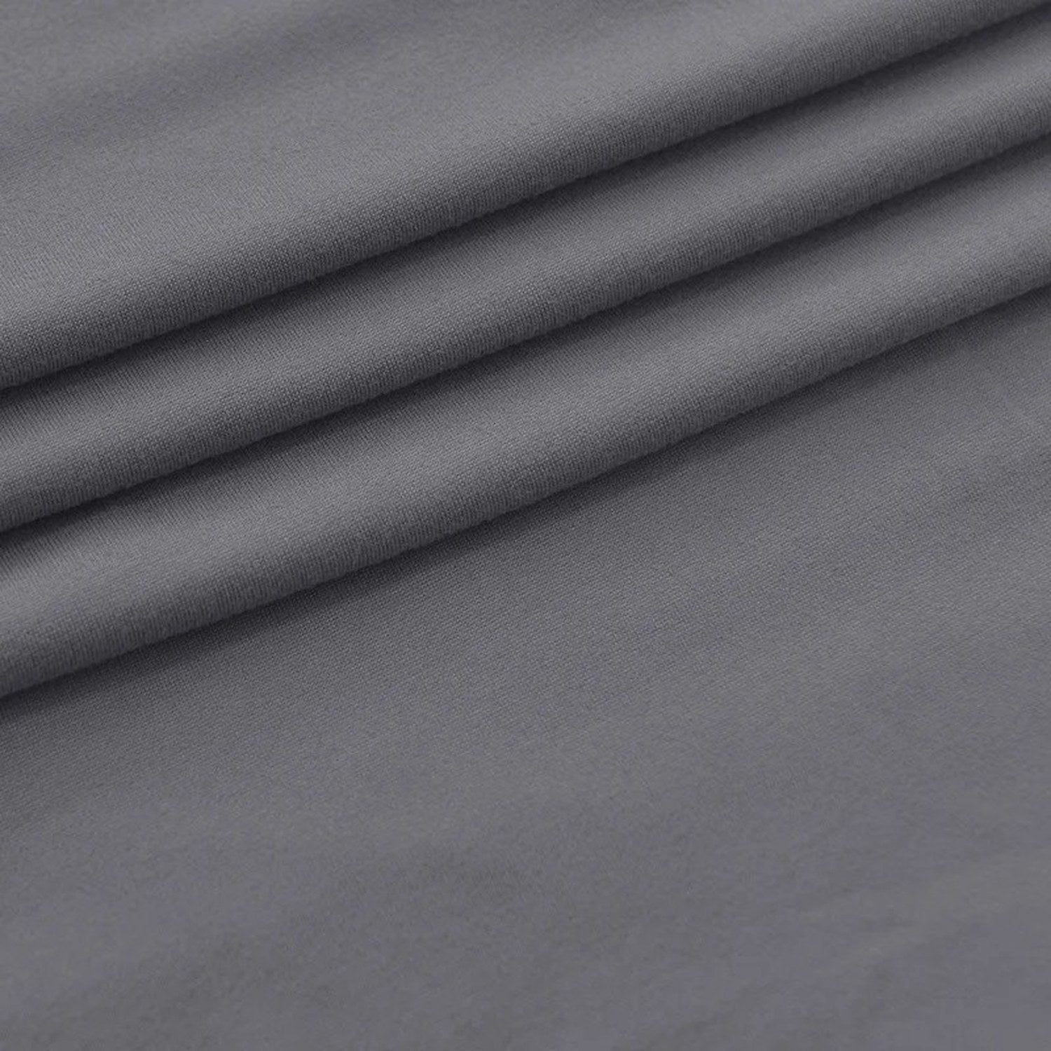 Gros plan sur le tissu doux et extensible de la housse de fauteuil
