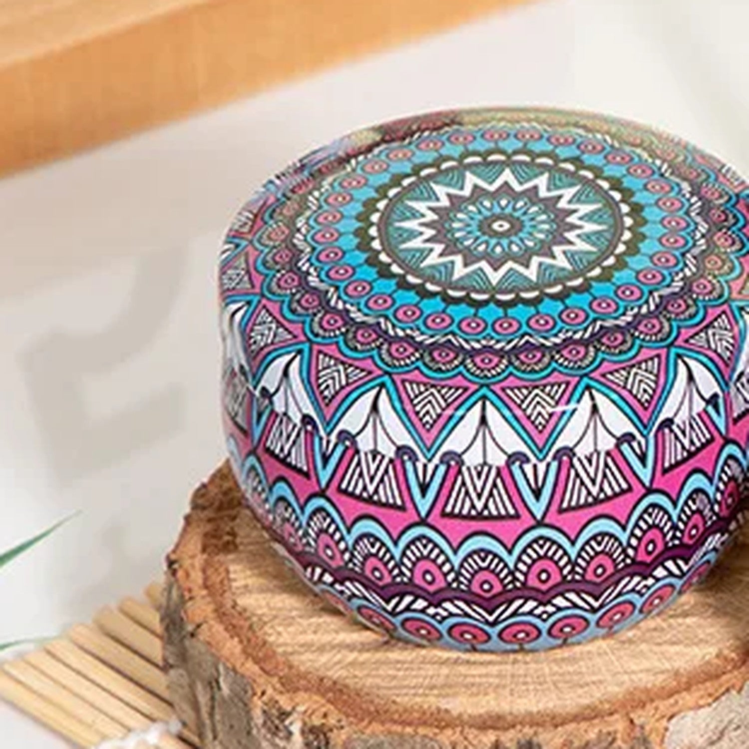 Bougie parfumée pot métal violet à motifs mandala parfum lavande