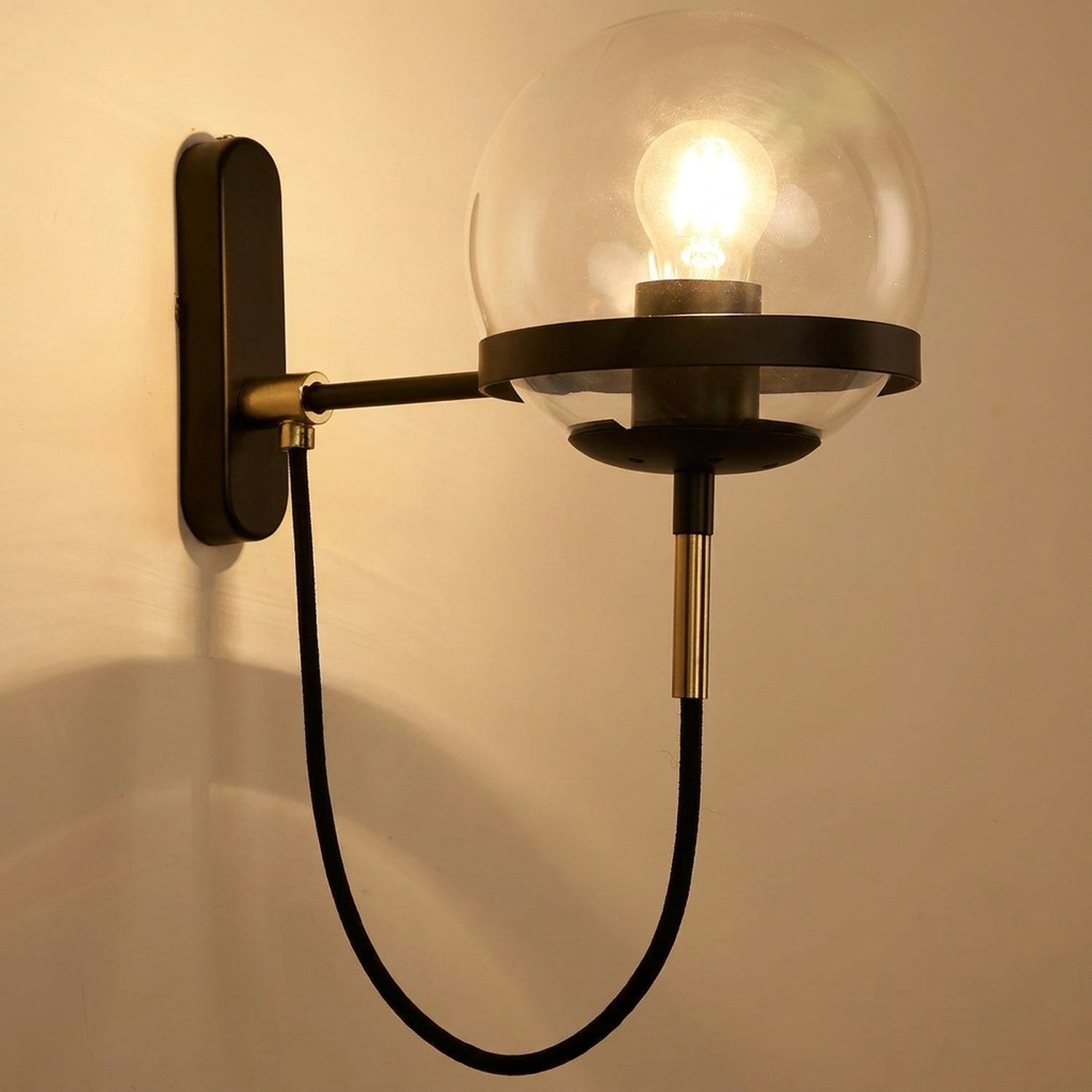 Applique murale modèle Transparent Noir, boule de verre transparente et structure noire