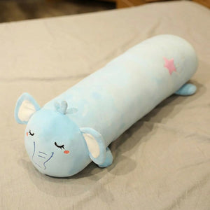 Traversin peluche en forme de éléphant kawaii posé sur un lit clair