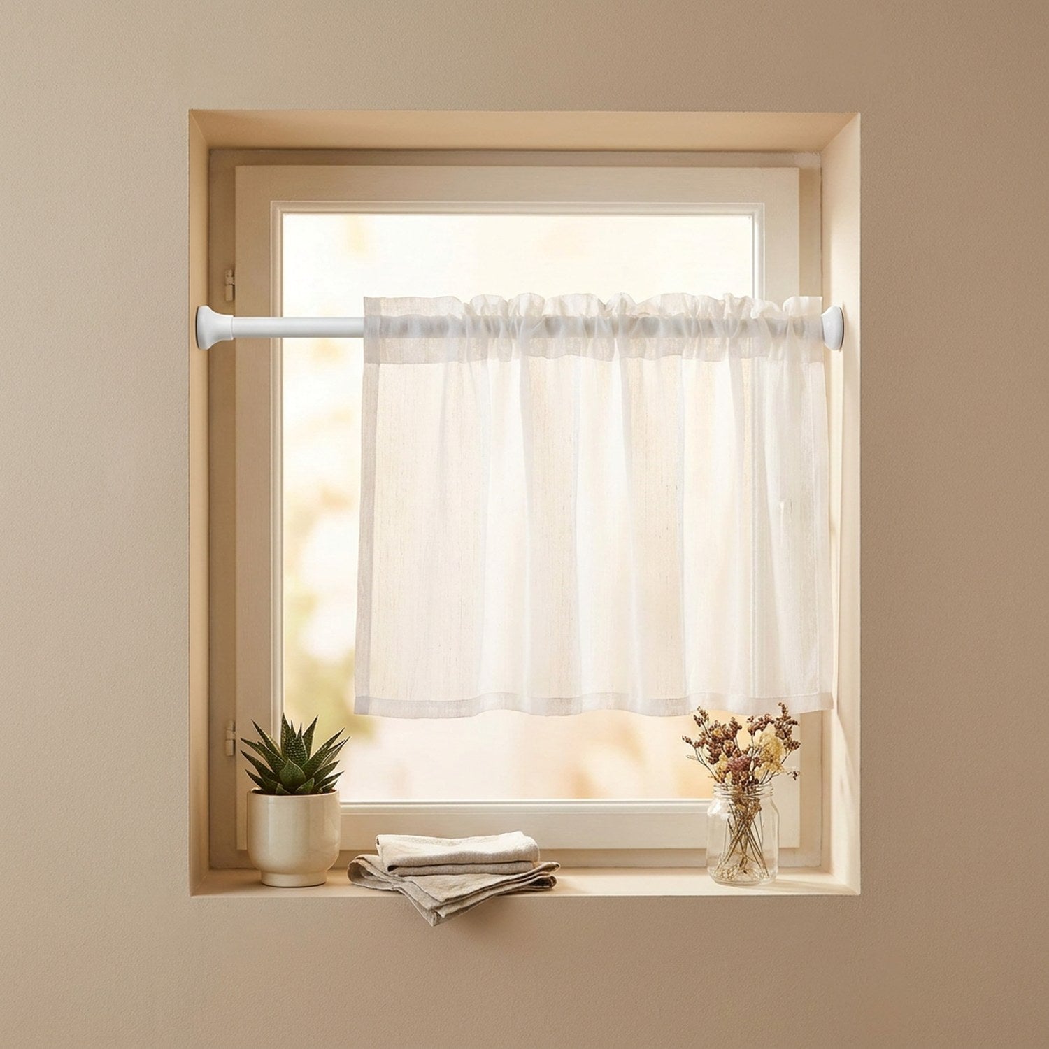 Tringle extensible blanche devant une petite fenêtre avec un voilage court