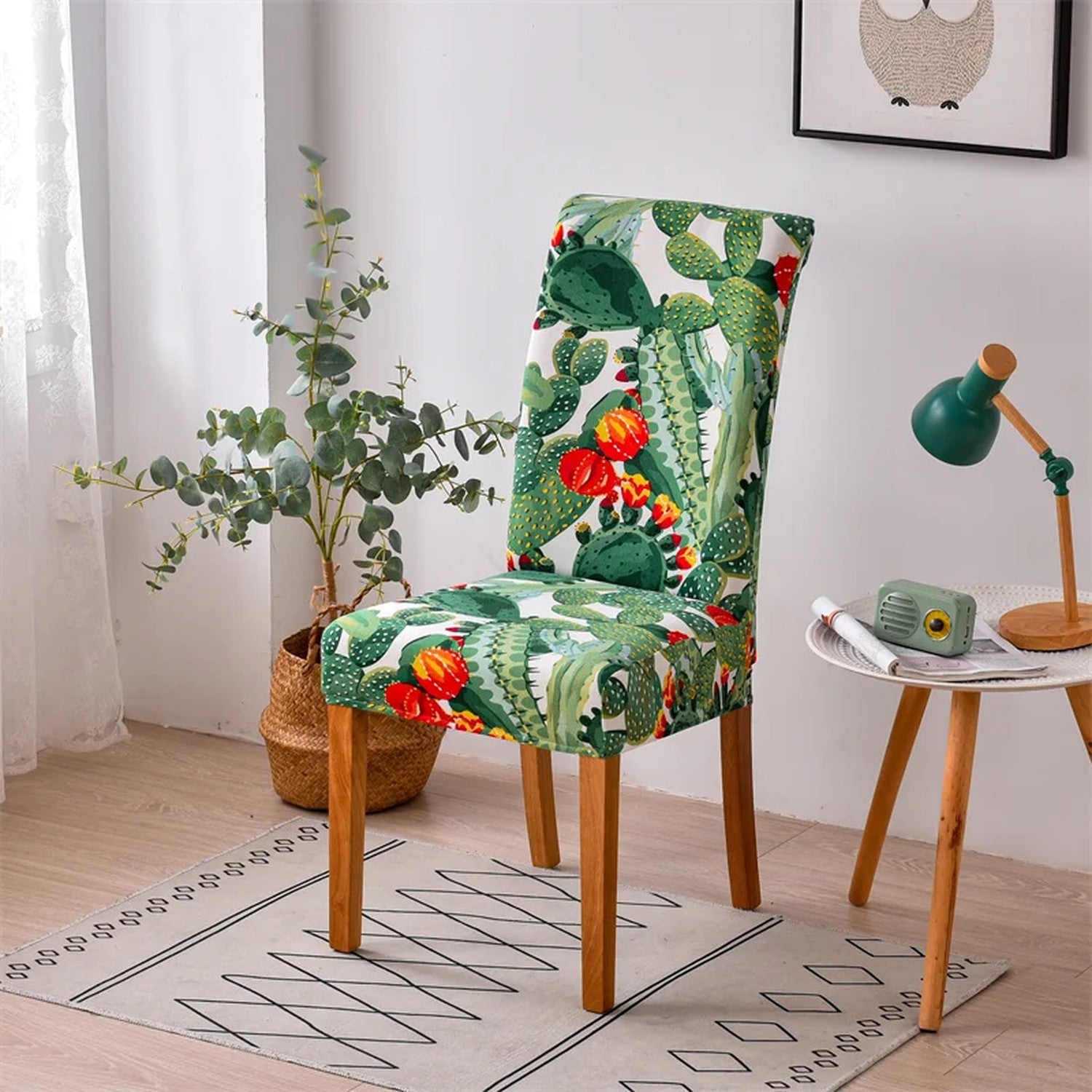 Housse de chaise imprimée feuilles exotiques et fleurs rouges sur fond sombre